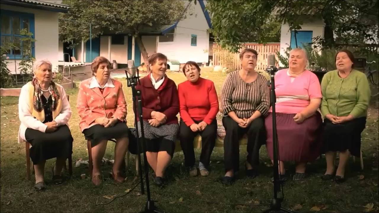 Old ladies are singing a song